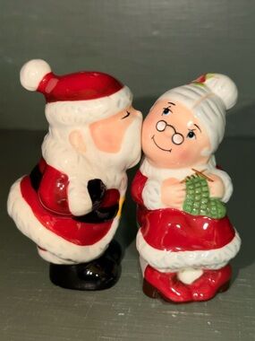 Salt and Pepper Shakers Santa & Mrs.Claus Magnetic,Ceramic 3.5”